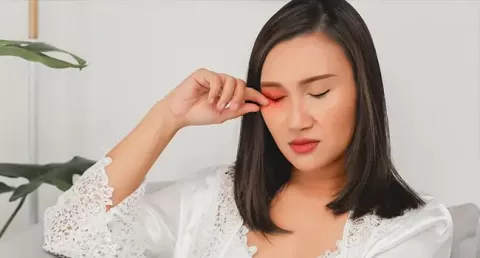 Swollen Eyelid - Causes, Symptoms, and Treatment Options